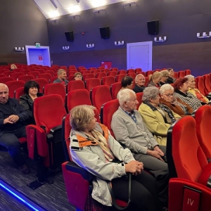 Uczestnicy Dziennego Domu Senior+ w Zwoleniu w trakcie oczekiwania na film 